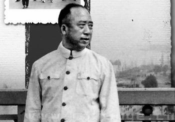 武漢長江大橋建成通車,凝聚著滕代遠(yuǎn)的一片心血。圖為通車前一天他在公路橋上回眸。