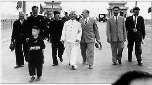 1957年10月14日,滕代遠(yuǎn)和前蘇聯(lián)客人走在武漢長江大橋公路橋上。前面小孩為筆者。
