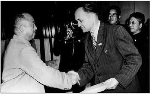 1957年10月15日,滕代遠(yuǎn)部長向?qū)<椅髁诸C發(fā)榮譽(yù)證書