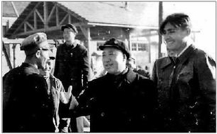 1955年11月,滕代遠(yuǎn)在大橋工地與工人握手。右一為翻譯劉麟祥