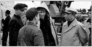 1957年5月6日下午,滕代遠(yuǎn)和王任重(披雨衣者)在漢陽觀看我國鐵路工人發(fā)明制造的震動打樁機(jī)