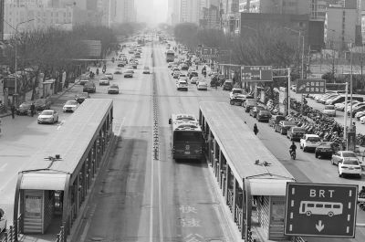 鄭州市農(nóng)業(yè)路與中州大道交叉口一路向西，沿線兩側(cè)仍在拆遷。
