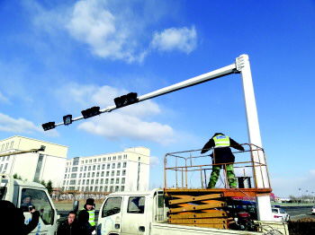 完成覆蓋全市11條高速公路的智能交通系統(tǒng)建設(shè)、新增免費(fèi)限時(shí)臨停泊位5000個(gè)……今年,島城將全面開展道路交通安全隱患整改,年底前完成501處隱患路段整改,將定期公開駕校畢業(yè)學(xué)員的交通違法率和肇事率。