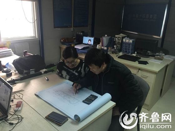 因?yàn)楣ぷ餍再|(zhì)，楊曉娜和肖永強(qiáng)在一起最多的時(shí)間是在一線學(xué)習(xí)工作，共同進(jìn)步。（齊魯網(wǎng)發(fā) 趙巖 攝）