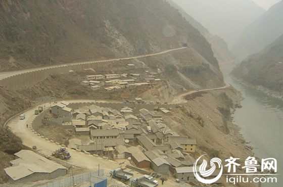 剛剛大學(xué)畢業(yè)，楊曉娜和他未來(lái)的丈夫肖永強(qiáng)在大山深處一干就是三年。（齊魯網(wǎng)發(fā) 趙巖 攝）