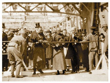 竣工典禮剪彩瞬間，中間者為張作霖所派代表中華民國(guó)內(nèi)務(wù)部次長(zhǎng)齊耀珹，其左側(cè)為曾任交通總長(zhǎng)的吳毓麟。