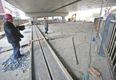 昨天，改造重建后的少年路西橋主體基本完工，橋面鋪設(shè)和兩側(cè)護(hù)欄安裝已經(jīng)完成，下一步將進(jìn)入橋面的瀝青鋪設(shè)和護(hù)欄粉刷階段。少年路西橋原橋橋梁受外界自然條件和過往車輛荷載影響導(dǎo)致破壞嚴(yán)重。此次重建后的新橋分為三幅，南北兩側(cè)為3.25米人行道，中間為15.75米機(jī)非混行道，人行道與機(jī)非混行道之間為2.5米，采用護(hù)欄隔離。按照施工計(jì)劃，新建少年路西橋?qū)⒂?月5日竣工通車。