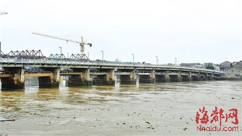 現(xiàn)在的寧海橋是雙層橋面，上層是1983年修的水泥公路橋，下層是古石橋
