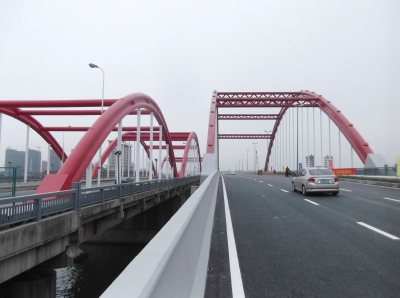 江揚(yáng)大橋新橋左側(cè)建成通車。姜傳剛 攝