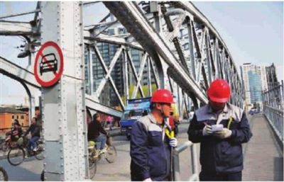 歷史悠久的蘇州河鋼結(jié)構(gòu)老橋—浙江路橋即將大修，目前已開始前期籌備。浙江路橋有著造型優(yōu)美的魚腹式簡(jiǎn)支梁鋼桁架，1908年英國(guó)人參與建造時(shí)，使用了鉚接工藝，目前已到必須大修之時(shí)。據(jù)悉，浙江路橋雖幾經(jīng)修繕，但經(jīng)歷了107年的風(fēng)風(fēng)雨雨，整橋處于危橋狀態(tài)，特別是橋身下部銹蝕嚴(yán)重，如不徹底檢修，將無(wú)法安全服役。