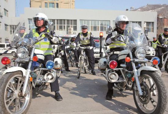 4月5日，在沙依巴克區(qū)交警大隊，民警騎上新配發(fā)的巡邏自行車和摩托車。
