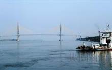 圖為1月拍攝的橫跨柬埔寨湄公河的河良大橋。（摘自共同社）