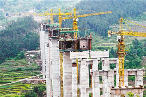 4月10日,正在建設(shè)中的豐都至忠縣高速公路豐都段控制性工程—石梁子特大橋。該大橋2012年開工,目前總體工程已完成過半。預(yù)計(jì)明年中期,豐忠高速路將建成投用。