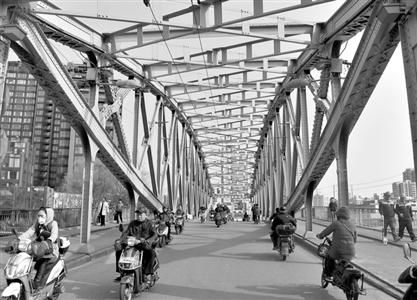 浙江路橋建成于1908年，在蘇州河橋梁大家族中排在第二位。