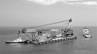 4月15日，“瑞航05”輪在拖輪帶動下從青島海西重機有限責(zé)任公司碼頭駛向大海。