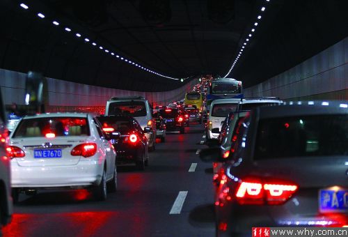 圖片說(shuō)明：從市區(qū)到崇明的長(zhǎng)江隧橋逢節(jié)假日易出現(xiàn)擁堵。資料圖