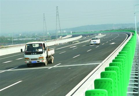 車輛行駛在肇花高速三水段上。目前，三水已有肇花、西二環(huán)、二廣、廣肇等多條高速公路通車，廣佛肇高速通車后，三水交通區(qū)位優(yōu)勢將更加明顯。