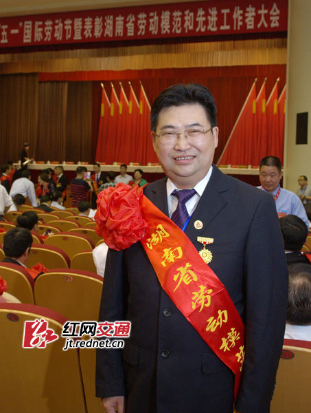 大學(xué)一畢業(yè)，方聯(lián)民就進(jìn)入湖南路橋工作，用32年的時(shí)間踐行他的路橋之夢(mèng)，從最基層的技術(shù)員成長(zhǎng)為路橋湘軍的掌門人，為中國(guó)路橋建設(shè)事業(yè)做出了巨大的貢獻(xiàn)。圖為，湖南路橋董事長(zhǎng)、總經(jīng)理方聯(lián)民在湖南省委禮堂參加勞模表彰大會(huì)。（攝影