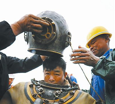 5月2日，冒著蒙蒙細(xì)雨，郝晉新帶領(lǐng)著創(chuàng)新工作室的成員們，對淮南孔李淮河大橋工程施工中關(guān)于采空區(qū)橋墩固定的攻關(guān)課題進行最后一次現(xiàn)場數(shù)據(jù)核查。