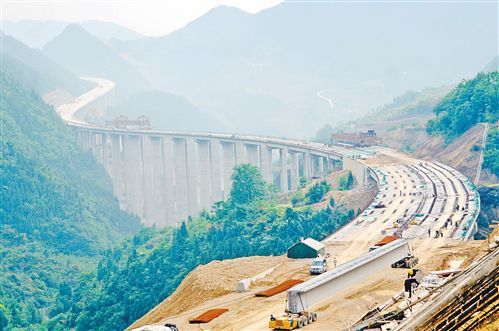 日前，忠縣至萬(wàn)州高速公路萬(wàn)州段河源特大橋正在施工建設(shè)。忠萬(wàn)高速全長(zhǎng)78公里，總投資80億元，2013年中期開(kāi)工建設(shè)，目前已完成總體工程量的70%左右，預(yù)計(jì)明年通車。記者