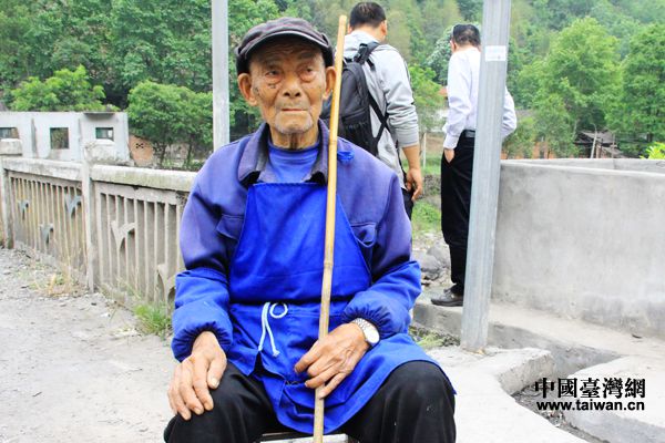 96歲的樂山雙橋村村民王國升參與了樂西公路五洞橋的修建。（中國臺灣網(wǎng) 宣玲玲 攝）