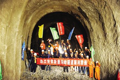 5月24日，中鐵七局路橋公司施工人員現(xiàn)場慶祝隧道貫通。當(dāng)日上午，經(jīng)過中鐵七局路橋公司施工人員30個月的施工，地處陜西秦嶺腹地、全長6900米的寧西鐵路增建二線（陜西段）控制性工程—新磨溝嶺隧道順利貫通。新華社發(fā)
