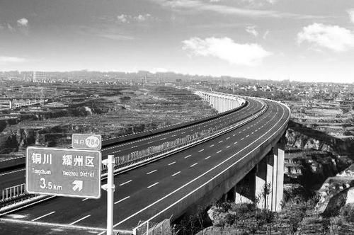 截至5月中旬，陜西省計劃今年建成通車的三條高速公路出省通道已完成預(yù)期投資，實現(xiàn)路基工程貫通，年內(nèi)通車已成定局。