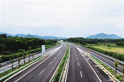 屯瓊高速，一條綠色之路，富民之路。