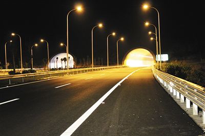 屯瓊高速新平隧道。