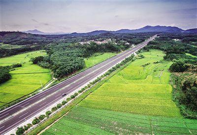 新建成通車的屯瓊高速公路猶如一條彩帶，飄逸在中部地區(qū)的青山綠水間。顯煌