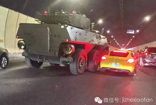 保時(shí)捷撞上裝甲車(chē)