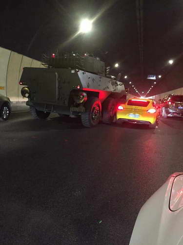 保時(shí)捷撞上裝甲車(chē)