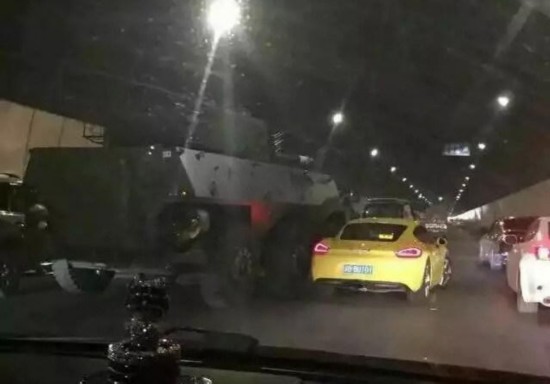 保時(shí)捷撞上裝甲車(chē)