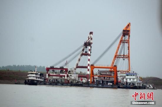 6月4日,客船“東方之星”長江沉船第三日,大型起吊設(shè)備??吭诳痛潦鹿尸F(xiàn)場,現(xiàn)場已具備對沉船打撈起重的能力。中新社發(fā) 張暢 攝 6月4日,客船“東方之星”長江沉船第三日,大型起吊設(shè)備??吭诳痛潦鹿尸F(xiàn)場,現(xiàn)場已具備對沉船打撈起重的能力。中新社發(fā) 張暢 攝
