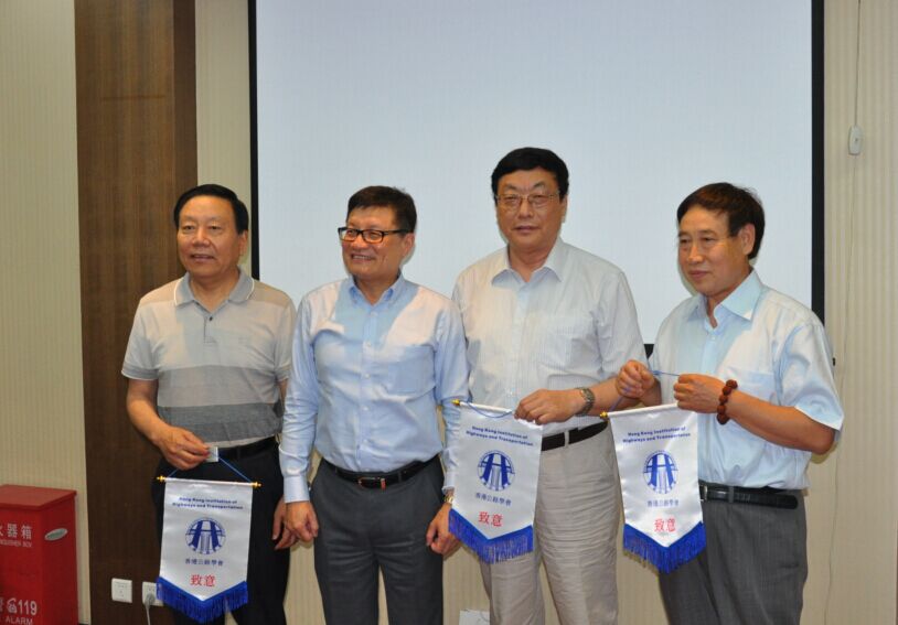 2015年6月4日至5日，香港公路學(xué)會(huì)鄭定寧會(huì)長一行9人到訪中國公路學(xué)會(huì)，并與中國公路學(xué)會(huì)、北京公路學(xué)會(huì)、上海市公路學(xué)會(huì)在北京召開了交流座談會(huì)，中國公路學(xué)會(huì)劉家鎮(zhèn)副理事長主持座談會(huì)，中國公路學(xué)會(huì)秘書處領(lǐng)導(dǎo)及有關(guān)部門負(fù)責(zé)人參加座談會(huì)。