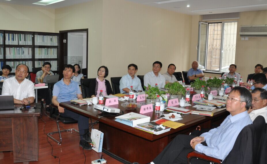 2015年6月4日至5日，香港公路學(xué)會(huì)鄭定寧會(huì)長一行9人到訪中國公路學(xué)會(huì)，并與中國公路學(xué)會(huì)、北京公路學(xué)會(huì)、上海市公路學(xué)會(huì)在北京召開了交流座談會(huì)，中國公路學(xué)會(huì)劉家鎮(zhèn)副理事長主持座談會(huì)，中國公路學(xué)會(huì)秘書處領(lǐng)導(dǎo)及有關(guān)部門負(fù)責(zé)人參加座談會(huì)。