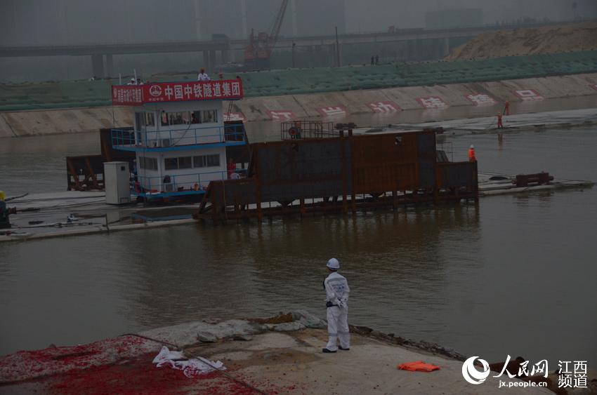 直擊紅谷隧道沉管浮運(yùn)：沉管即將出塢。
