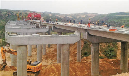 6月9日，神米佳高速公路神佳段禿尾河特大橋建設(shè)現(xiàn)常