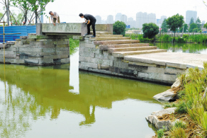 歷經(jīng)半年多，金價古橋已落戶新家，搬到了附近的漁金公園。寧波近年來遷建了多座古橋，包括張斌橋、古洞橋、五龍橋等。記者 龔國榮