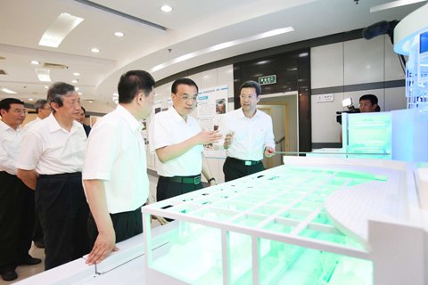 李克強(qiáng)15日在中國核電工程公司考察，詳細(xì)了解我國第三代核電機(jī)組“華龍一號(hào)”各項(xiàng)性能。圖片來自中國政府網(wǎng)