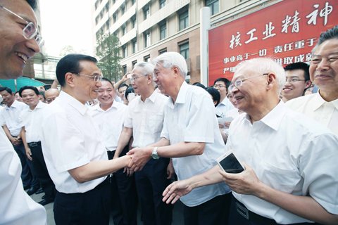 李克強(qiáng)15日考察中國核電工程公司時(shí)，老中青三代核電人爭相向總理表示一定把“華龍一號(hào)”打造成世界一流核電品牌。圖片來自中國政府網(wǎng)