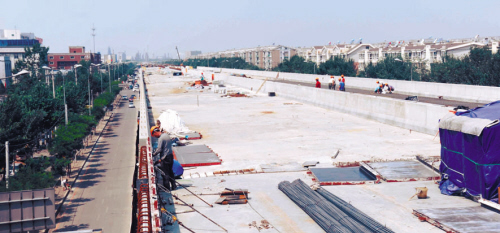 日前，迎賓路高架橋施工正在緊張進(jìn)行中。6月16日，沈陽市建委相關(guān)負(fù)責(zé)人介紹，預(yù)計(jì)7月中旬，高架橋主體工作將完成，最快8月底前橋梁將具備通車條件，9月份正式通車。橋梁全線將預(yù)留WIFI接口，成為沈陽市首座免費(fèi)WIFI快速路。