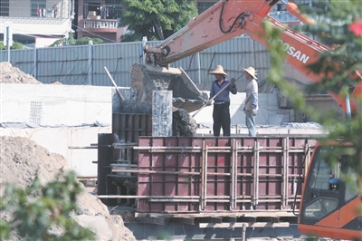 正在緊張建設(shè)中的三亞榕根大橋。孫清攝