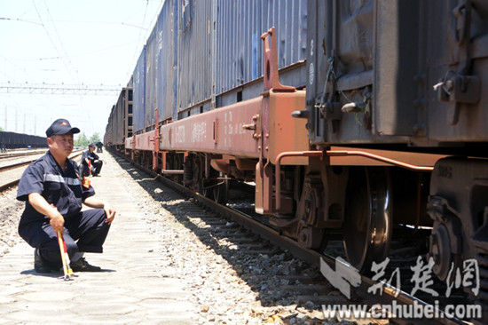 列車(chē)到達(dá)作業(yè)場(chǎng)，檢車(chē)員們按規(guī)定接車(chē)，觀察列車(chē)進(jìn)站時(shí)運(yùn)行狀態(tài)