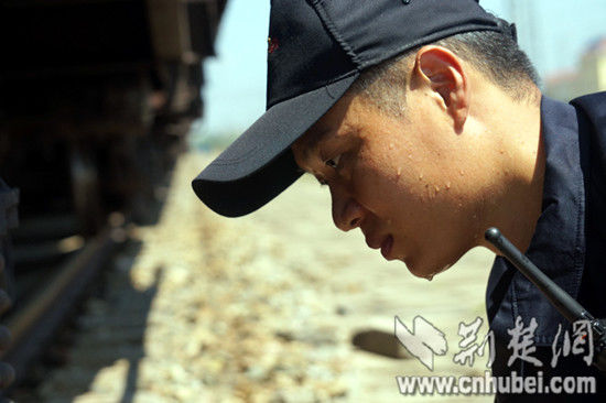 工作中，檢車(chē)員們個(gè)個(gè)汗流夾背，豆大的汗珠順著臉膛流淌