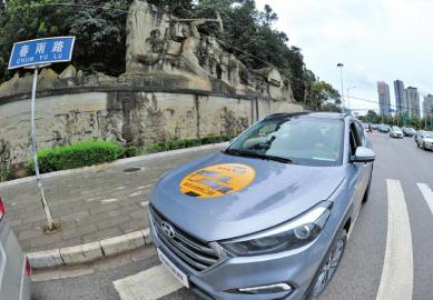 20日上午，“重走史迪威公路”車隊抵達滇緬公路“零公里”起點。