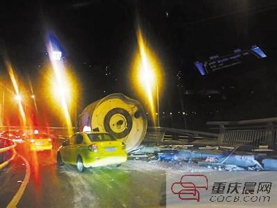 昨日凌晨，事發(fā)后仍有車輛通過現(xiàn)場。