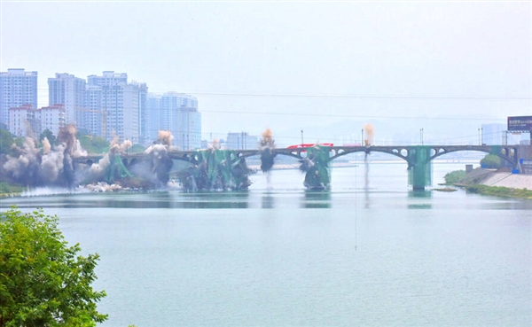 Bang！2888支雷管瞬間覆滅張家界250米大橋
