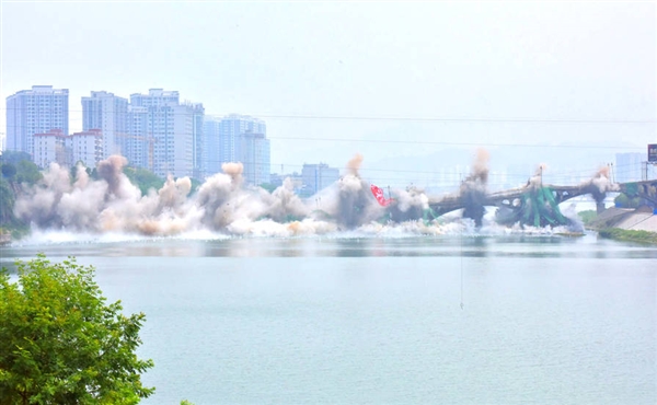 Bang！2888支雷管瞬間覆滅張家界250米大橋