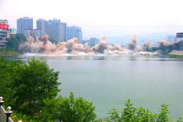 Bang！2888支雷管瞬間覆滅張家界250米大橋